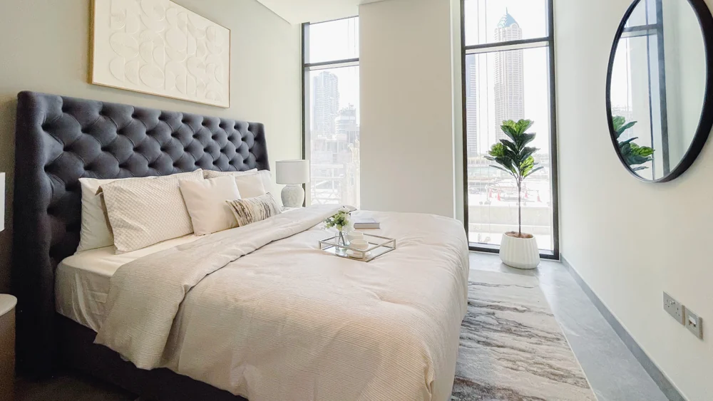 Peninsula One — Bedroom and glazing — Official developer photograph